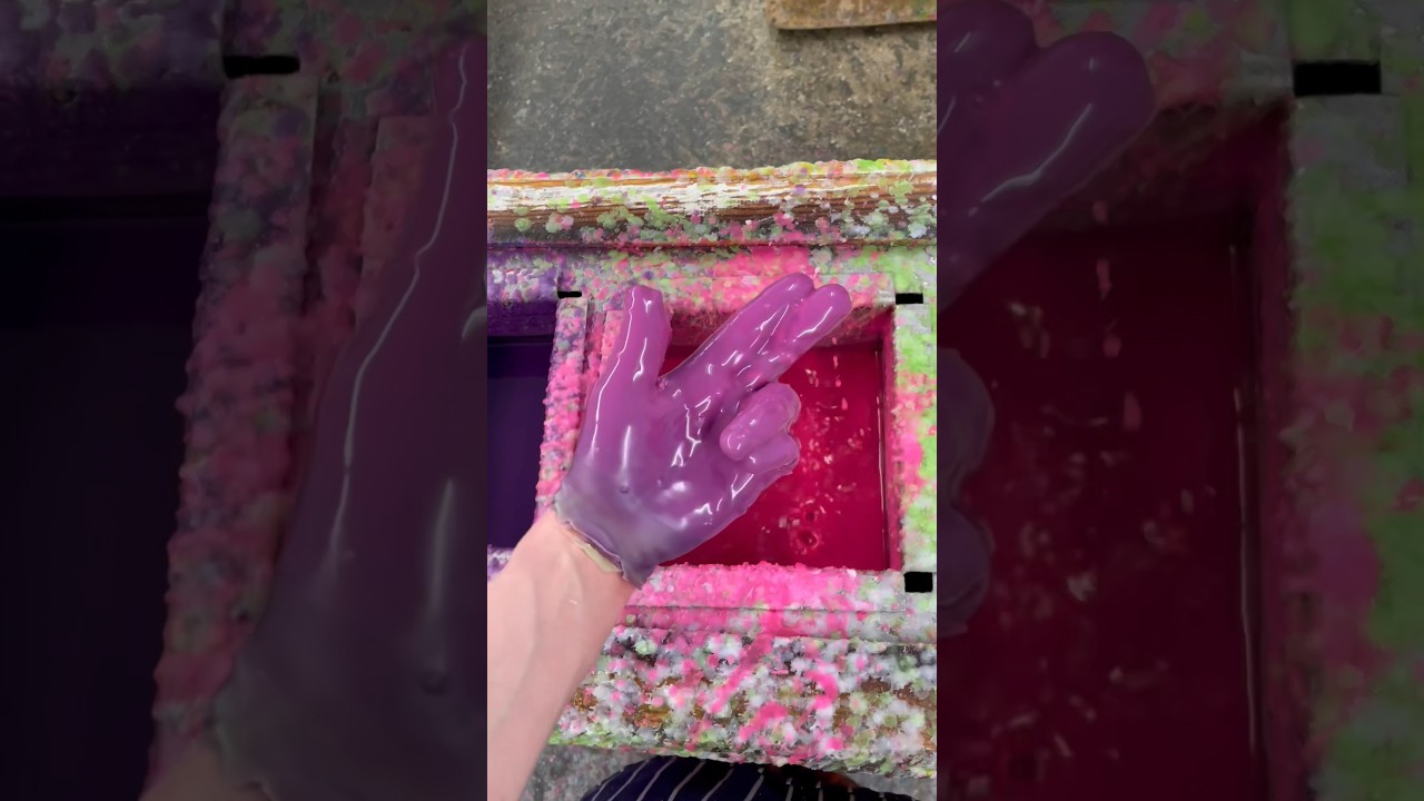 It doesn&rsquo;t burn dw!!! #wax #gsycandles #satisfying