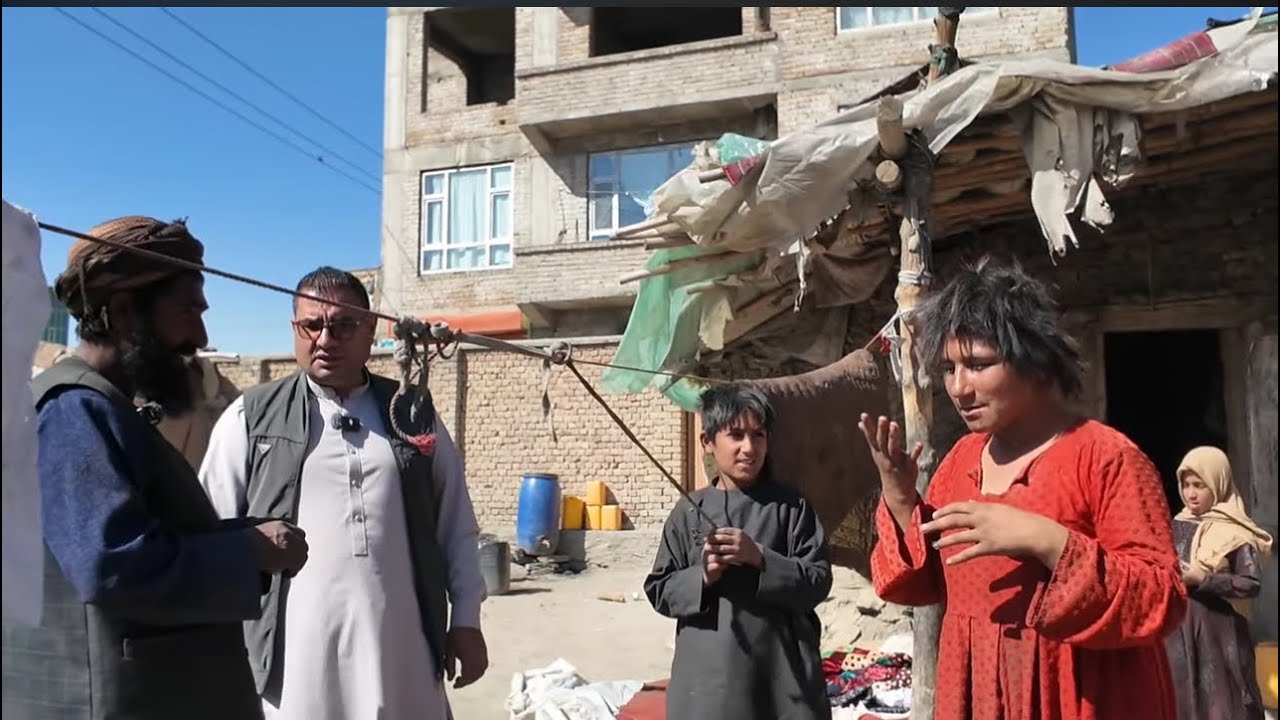 اشک ولبخند سردارنظری مستند دخترک جوان که توسط پدرش زنجیر پیچ شده  