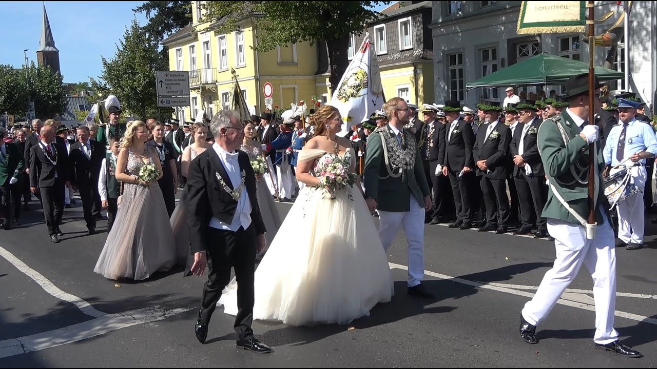 Schützenfest 2025 in Grevenbroich.  Das Regiment wird gemeldet.