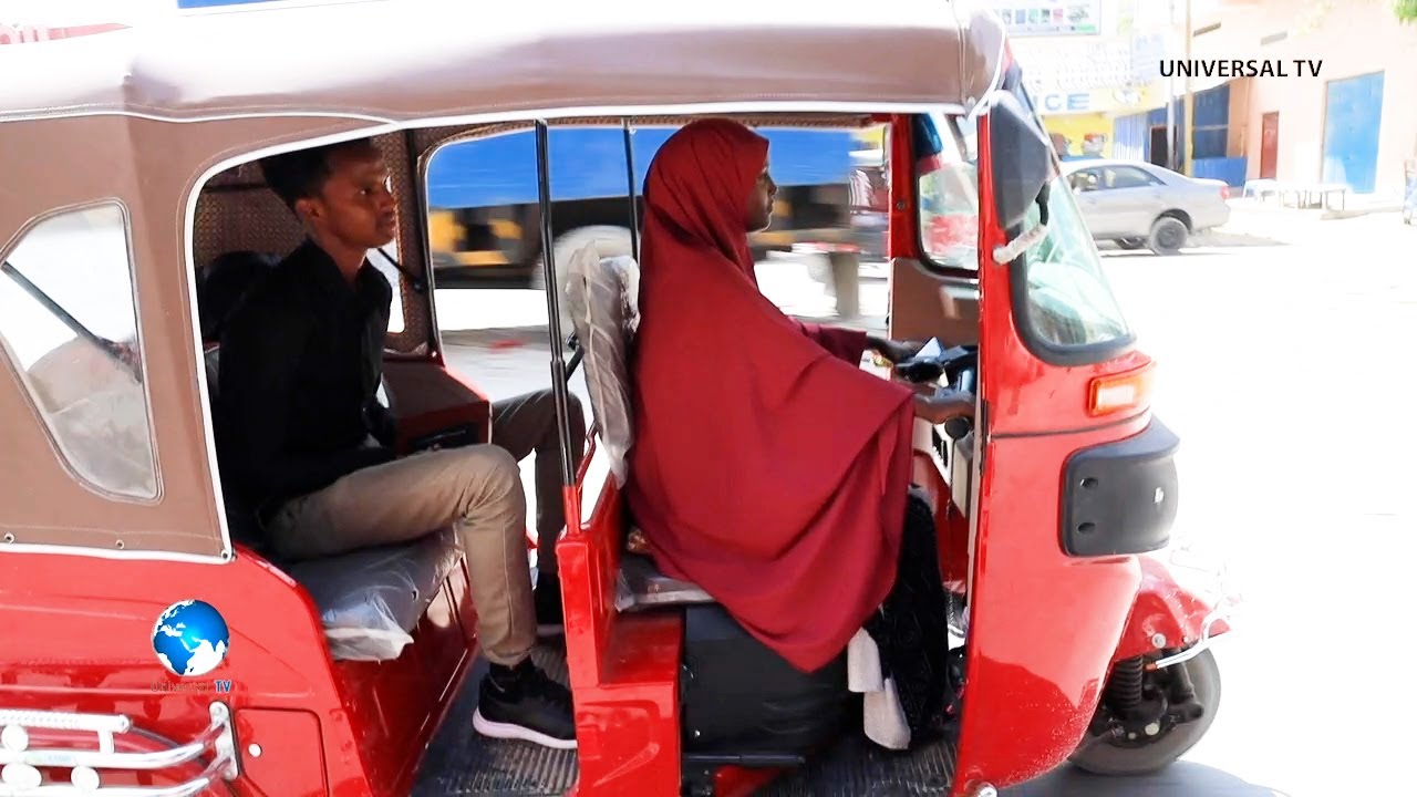 Saynab Cabdikariin, waa hooyo Bajaaj ku wado Magaalada Xamar.