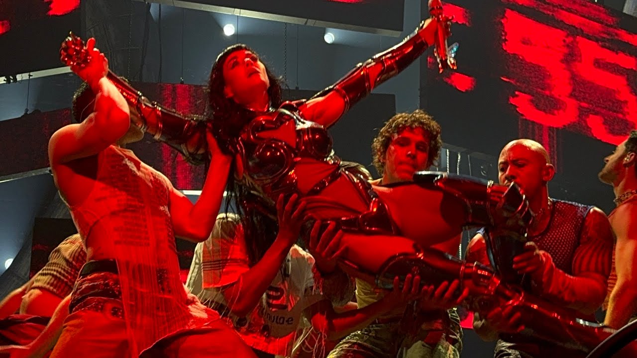 Katy Perry - Teary Eyes & Dark Horse live in London at The Lifetimes Tour