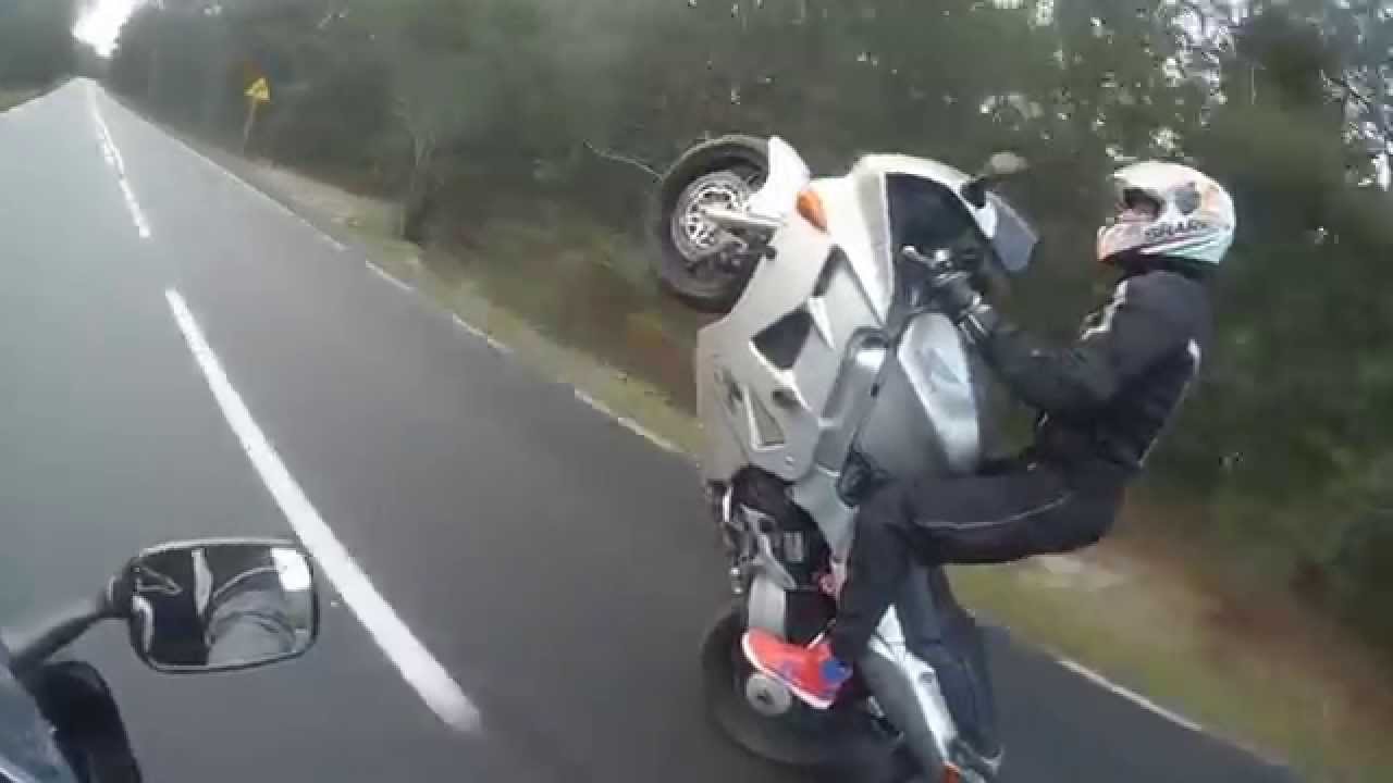 Wheelie - Honda VFR 800 | Suzuki GSXR 750