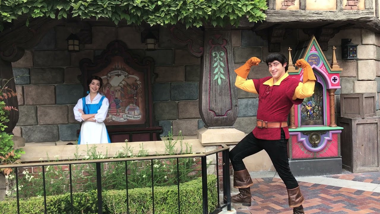 Gaston tries to impress the Evil Queen and fails - Disneyland 8/22/21