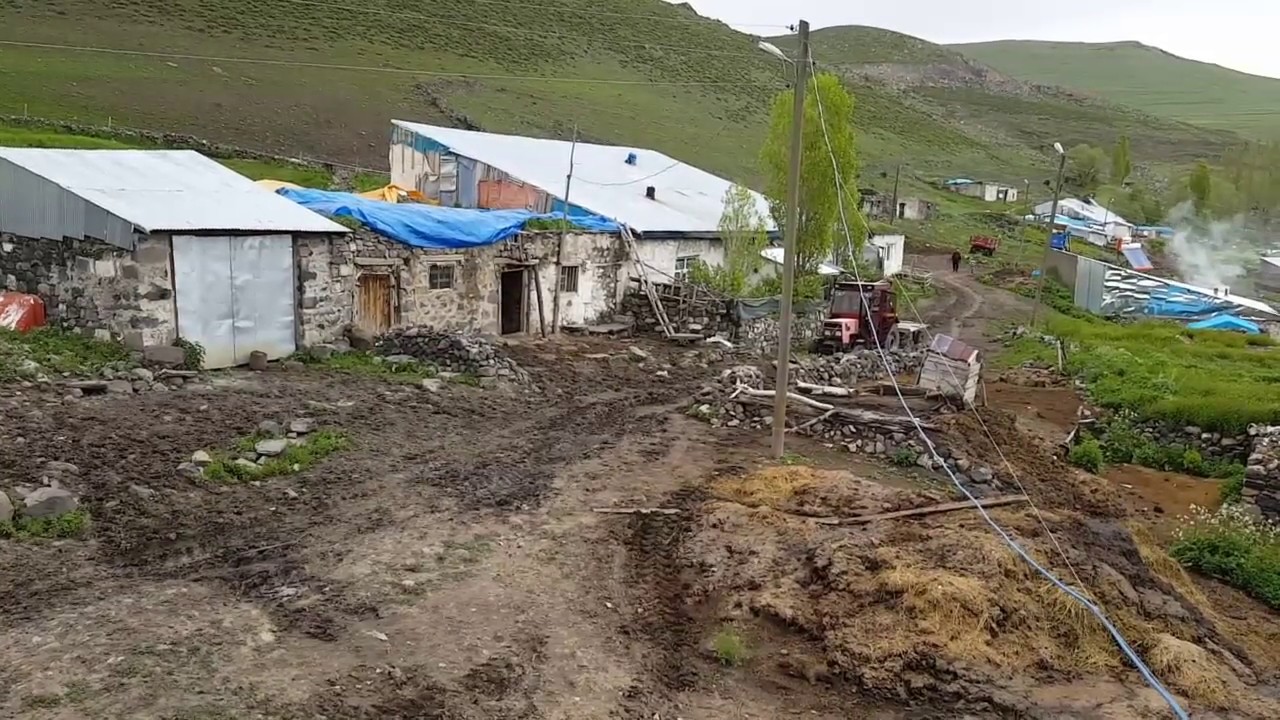 Gelin Köyümüze  geri dönelim...Ana senin için bir yıldız seçtim...muhteşem şiir ve U.H...