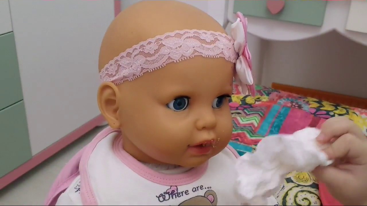 Arijin dan sa bebom *** Little girl playing with a baby doll
