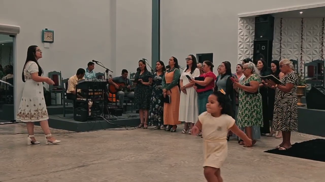 Coral Rosas de Saron louvando no Culto Missionário 