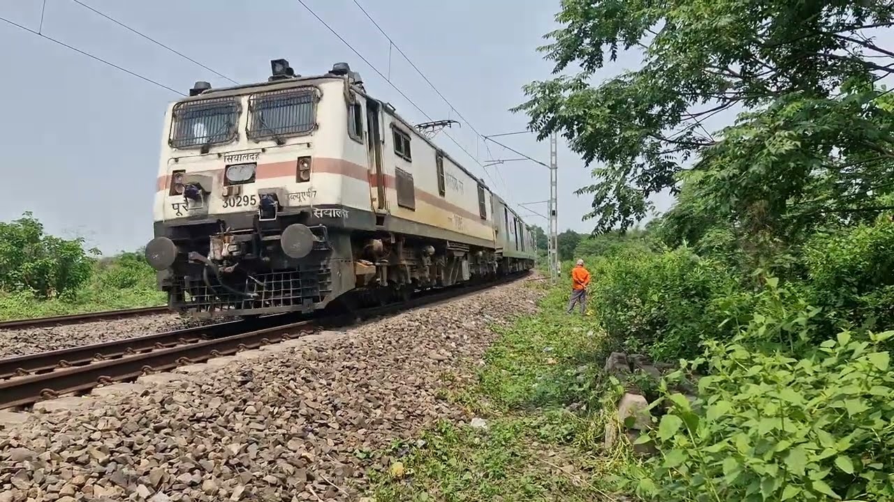 Padatik express the premium train of North Bengal #railway @Trains_only 