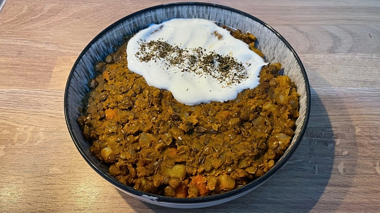 Tocăniță de linte: confortabil, ieftin și sănătos – gata în 30 minute 🥣✨