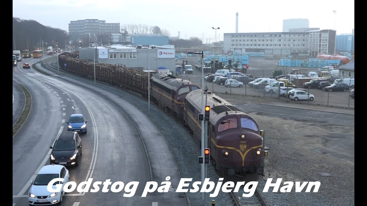 Godstog på Esbjerg havn......igen - MX1029 + MY1146 med træstammer
