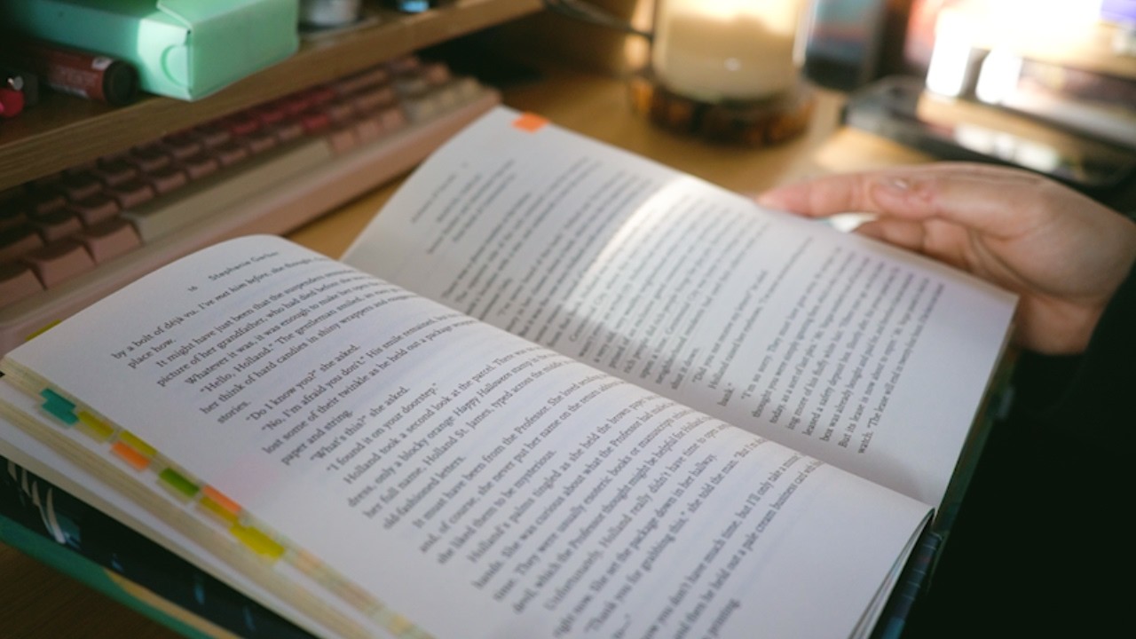 *READ WITH ME*  📚 1 hour of  real time reading with fireplace & ambient sounds