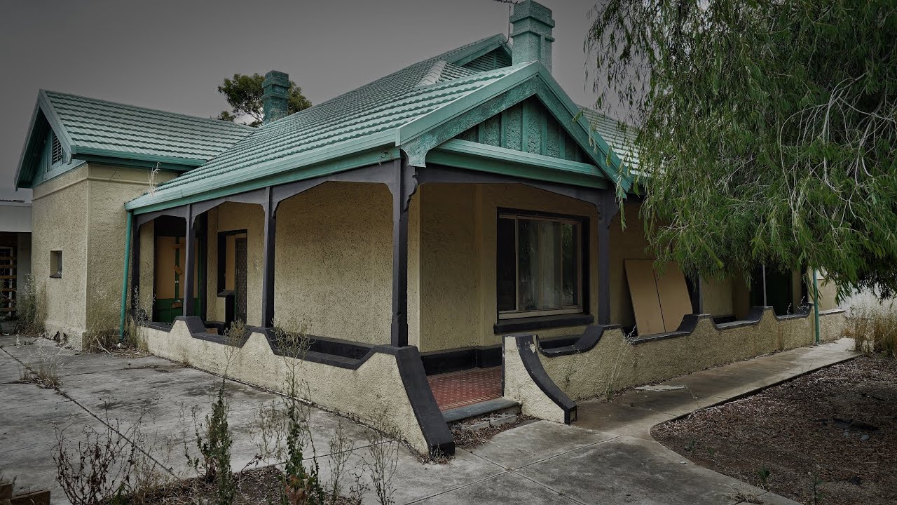 Abandoned- Horror Hostel and 2 old houses! Random Adelaide explores :-)