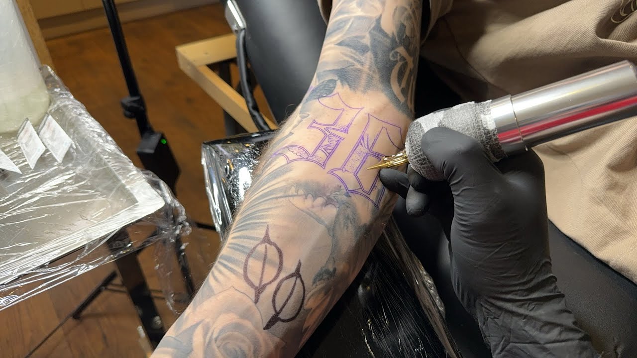 LIVE TATTOO: Second pass sleeve work \\ Filling gaps!