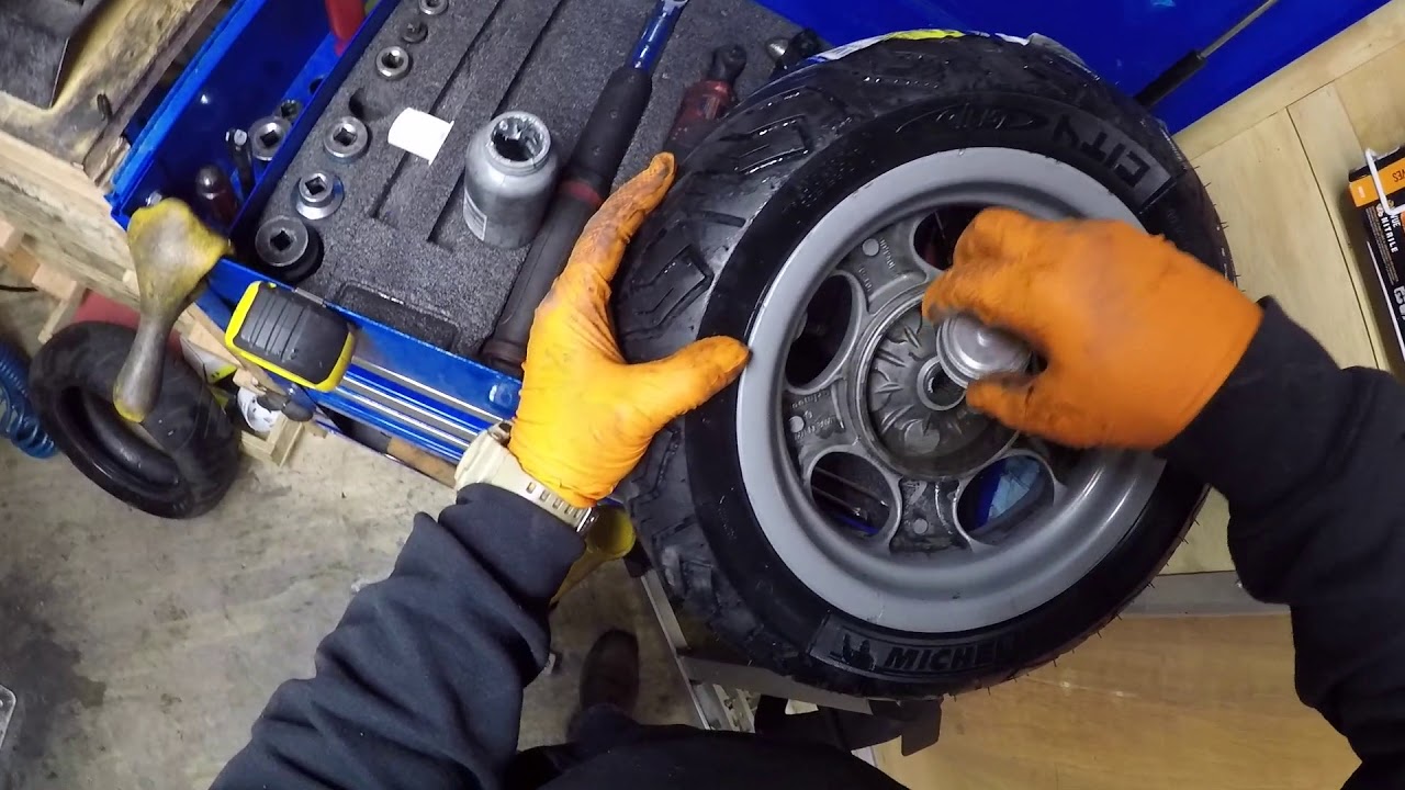 How to remove the rear wheel - Vespa ET4 150 Rear