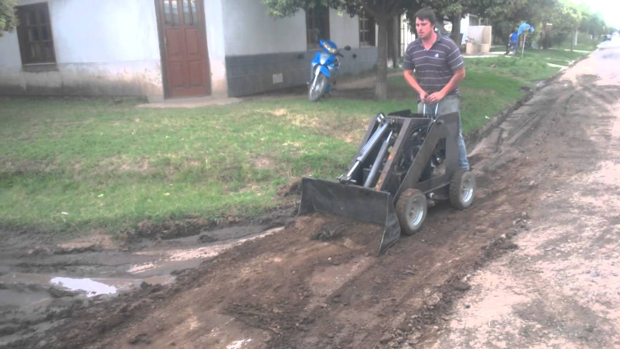 Primera prueba de la minicargadora INDU-VAL en periodo de desarrollo