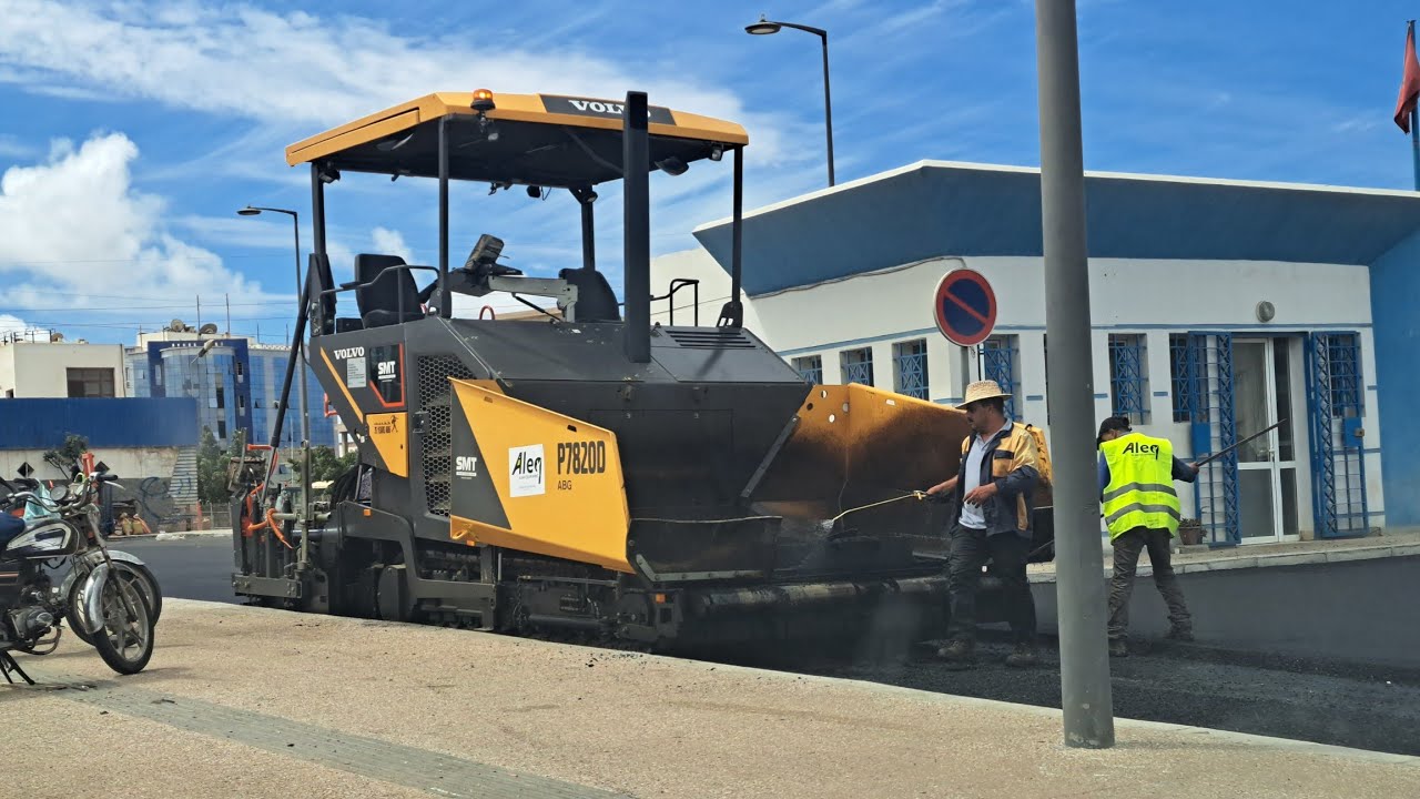 شركة Aleq تبدأ في تزفيت الباركينغات التابعة لشارع عبد الرحيم بوعبيد