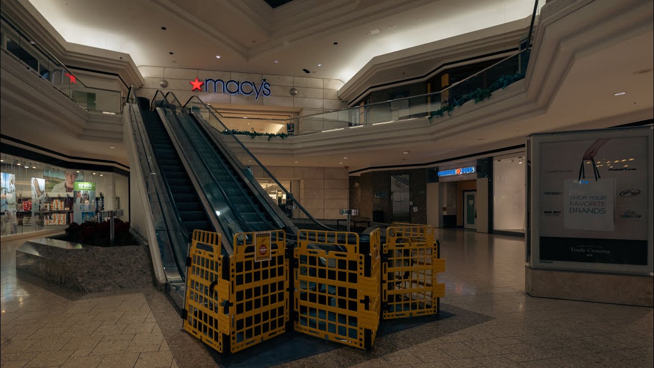 Twas the weekend before Christmas in the dying Tuttle Mall!