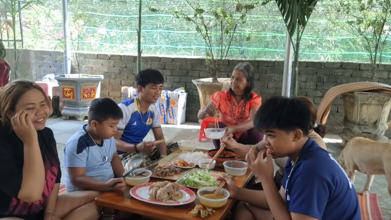 Bữa cơm gia đình mùng 3 tết. 21 tháng 2, 2026