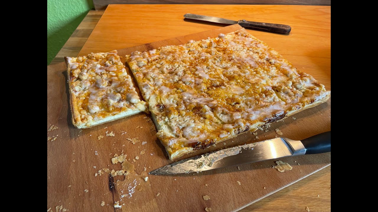 Schneller Apfel-Käse-Kuchen mit Butterstreusel  auf Blätterteig (mit Gaststar & outtake)