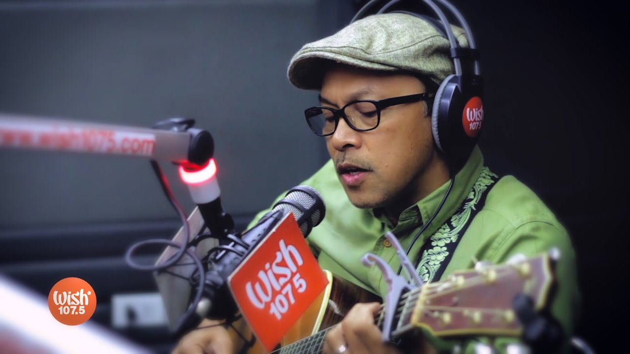 Noel Cabangon performs 