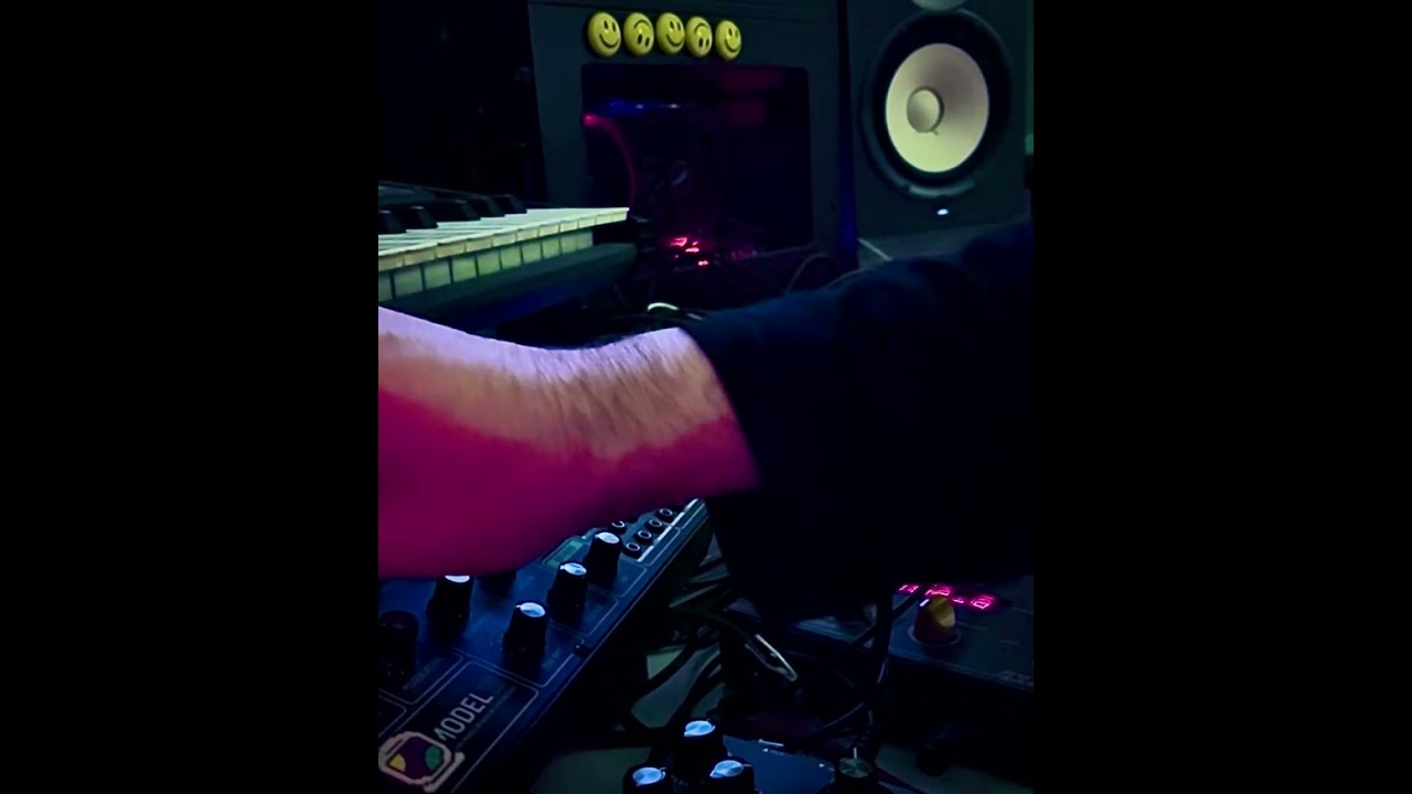 Synthesisers Acid Techno Live Action 