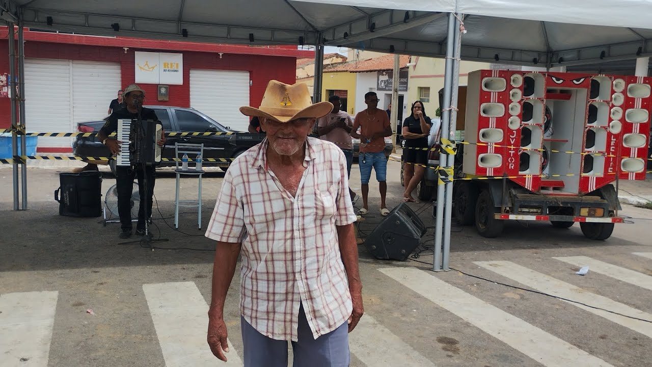 Seu Pedro Jacó dançando forró na feira de verdejante Pernambuco 