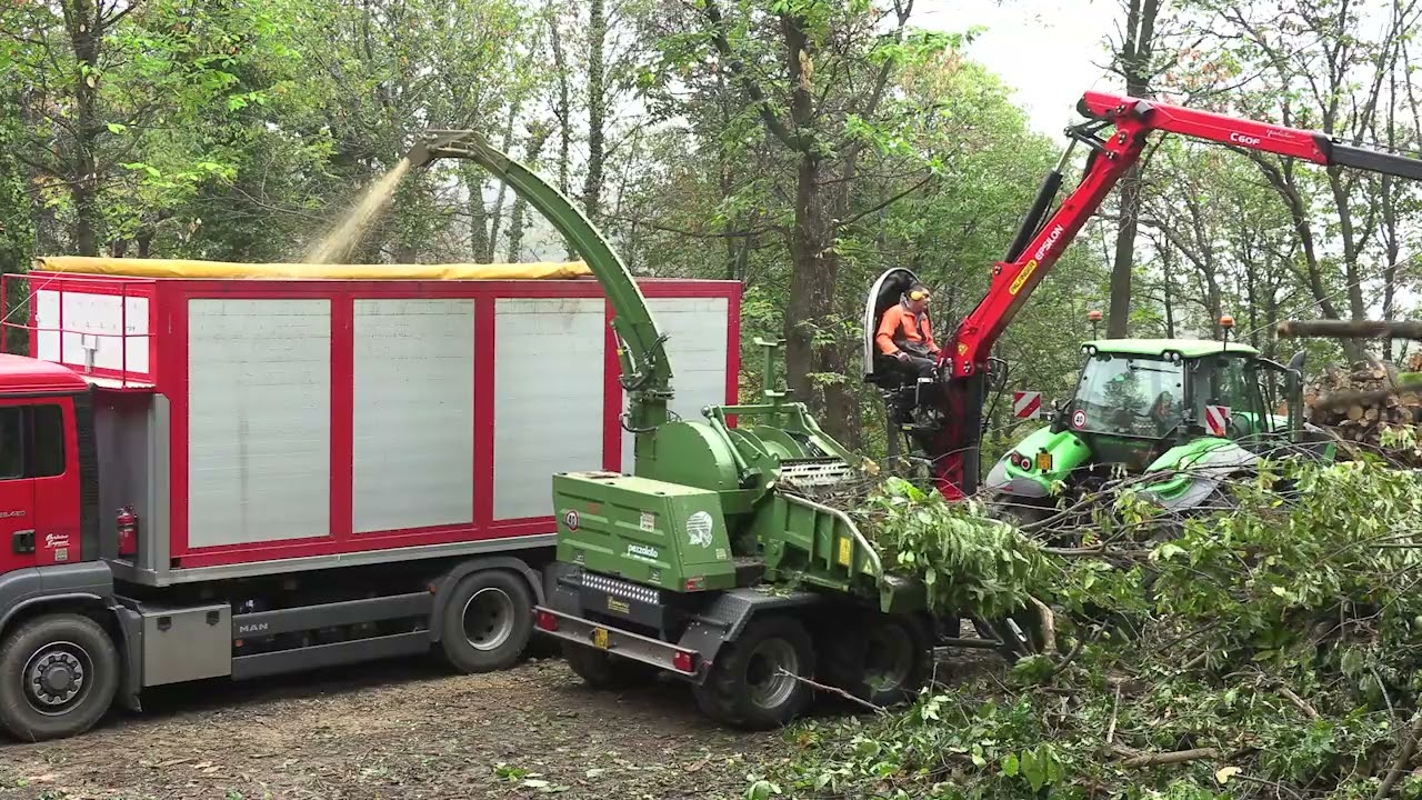 PEZZOLATO PTH 900 G - Drum chipper powered by 250 Hp Deutz-Fahr tractor