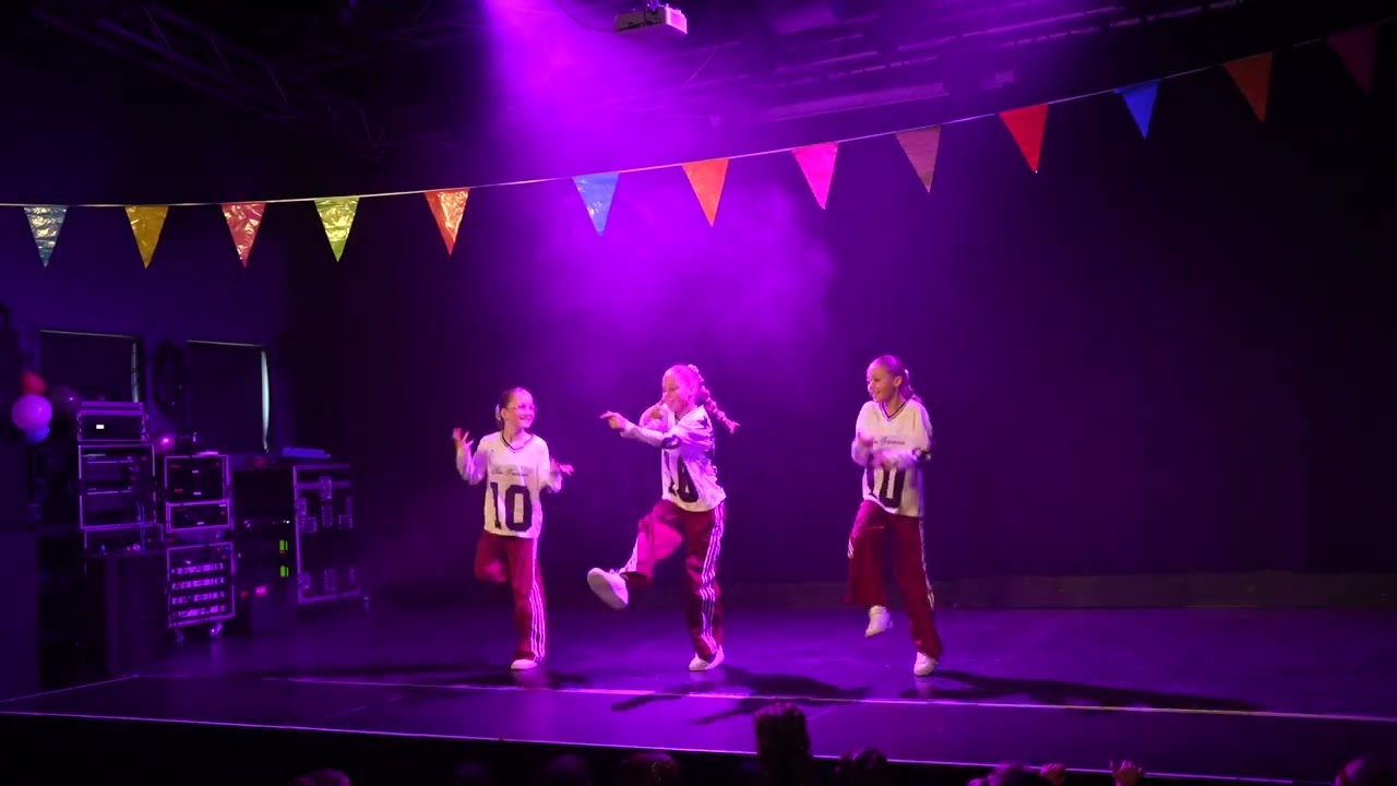 Show 3   Nova, Suze & Isabelle