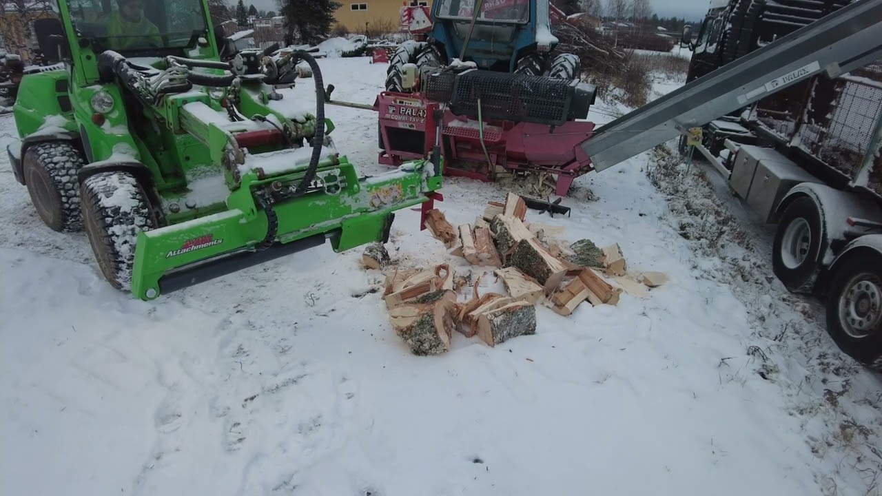 Polttopuiden tekoa Avant vaakahalkaisija