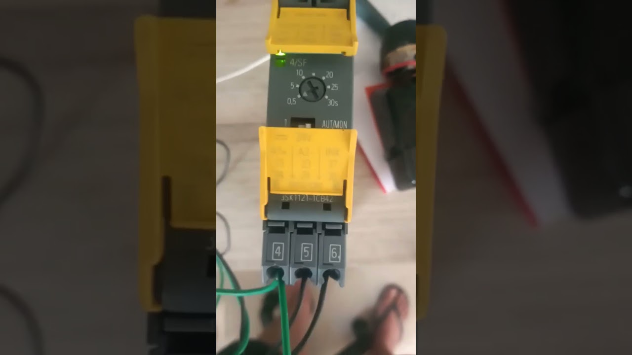 Relê de segurança Siemens 3SK1