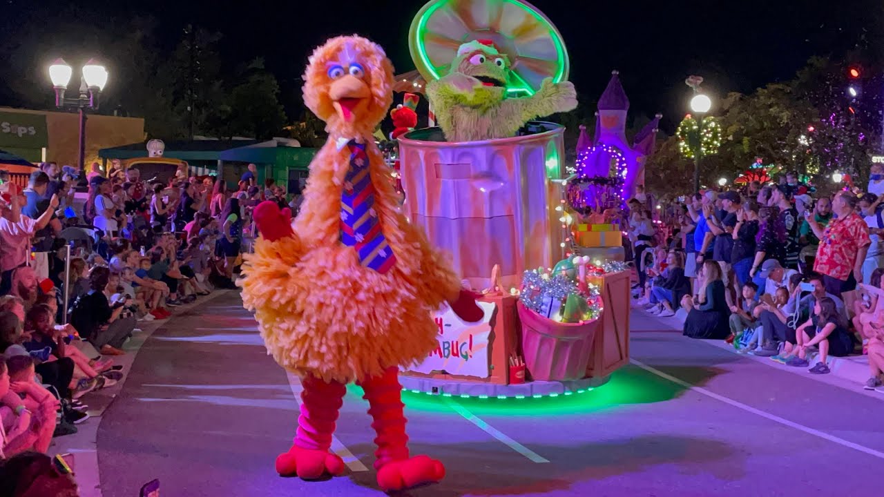 Рождественский парад «Улица Сезам» в SeaWorld Orlando Christmas Celebration 2021 — многоракурсный