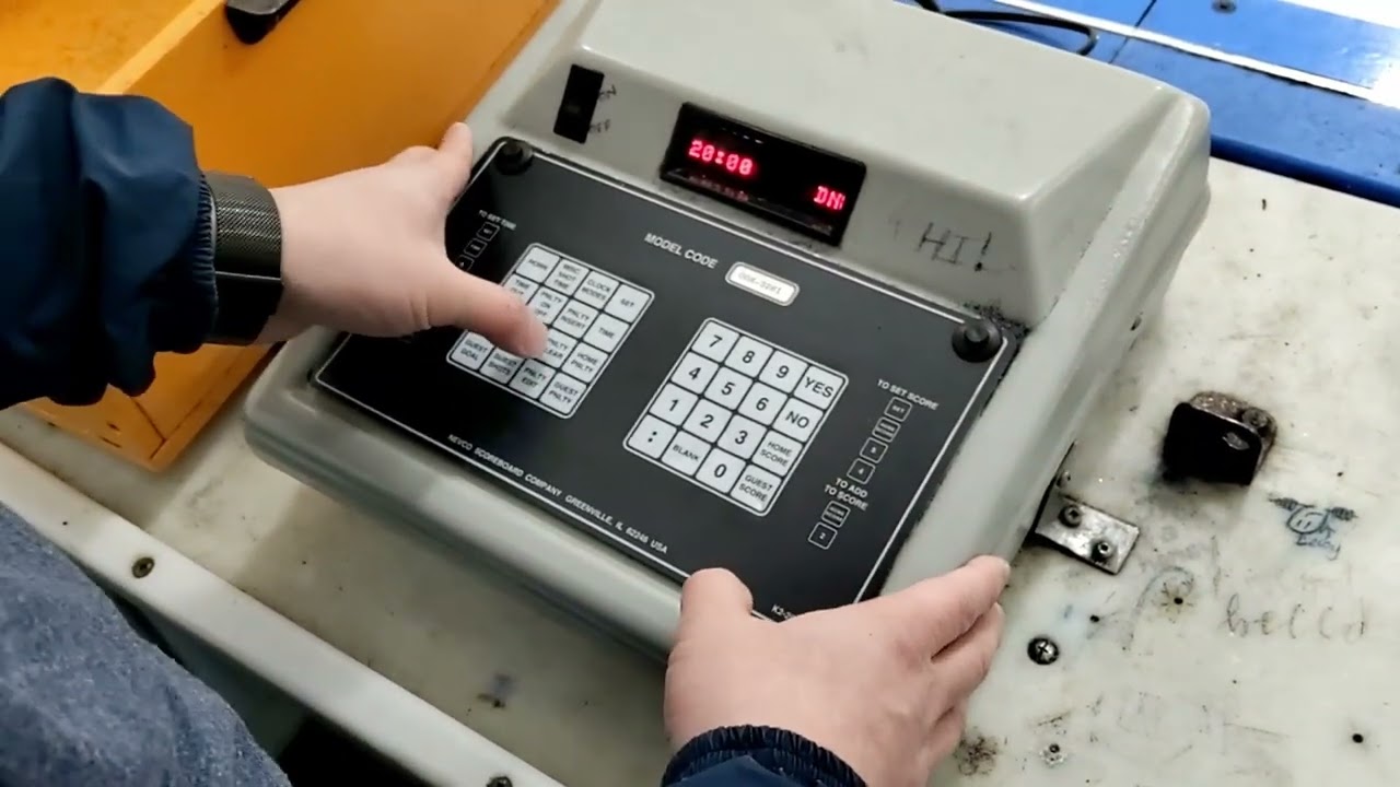 How to Use a Hockey Score Clock