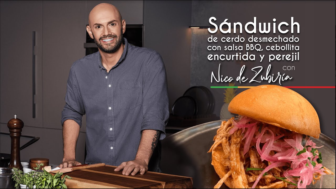 Sándwich de cerdo desmechado con salsa BBQ y cebollitas encurtidas con perejil