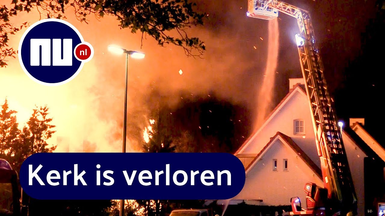 Gevaarlijke vonkenregen door kerkbrand in Hengelo | NU.nl