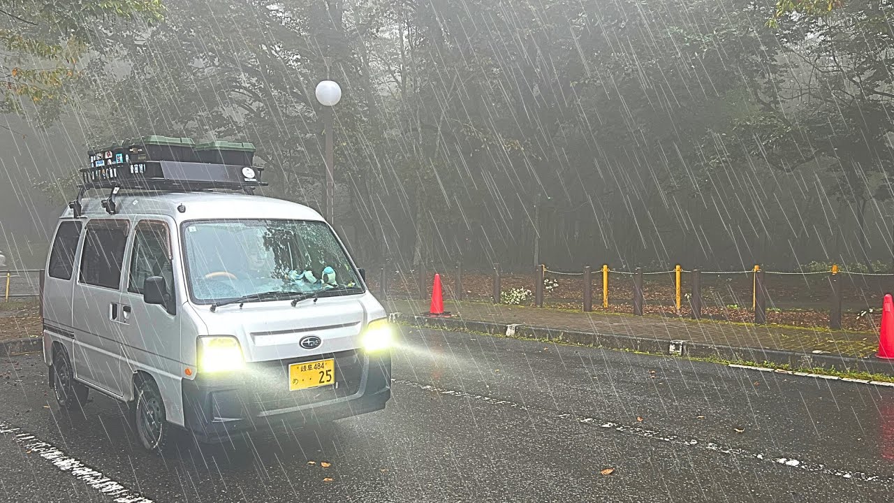 小さな軽バンで車中泊をする夫婦。悪天候で最悪な幕開けとなった日光車中泊旅