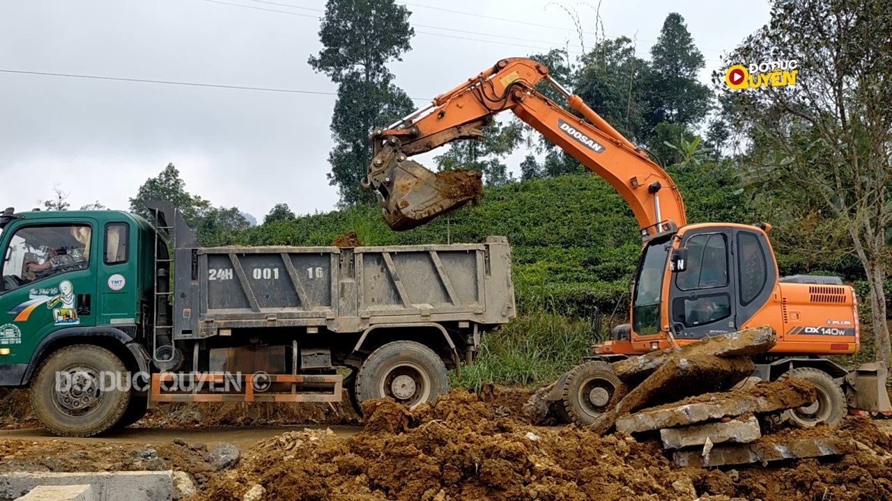 Máy xúc KOMATSU trời mưa đẩy xe đầu kéo SITRAK chở đá lên dốc vs Xe máy múc Ôtô tải ben làm việc