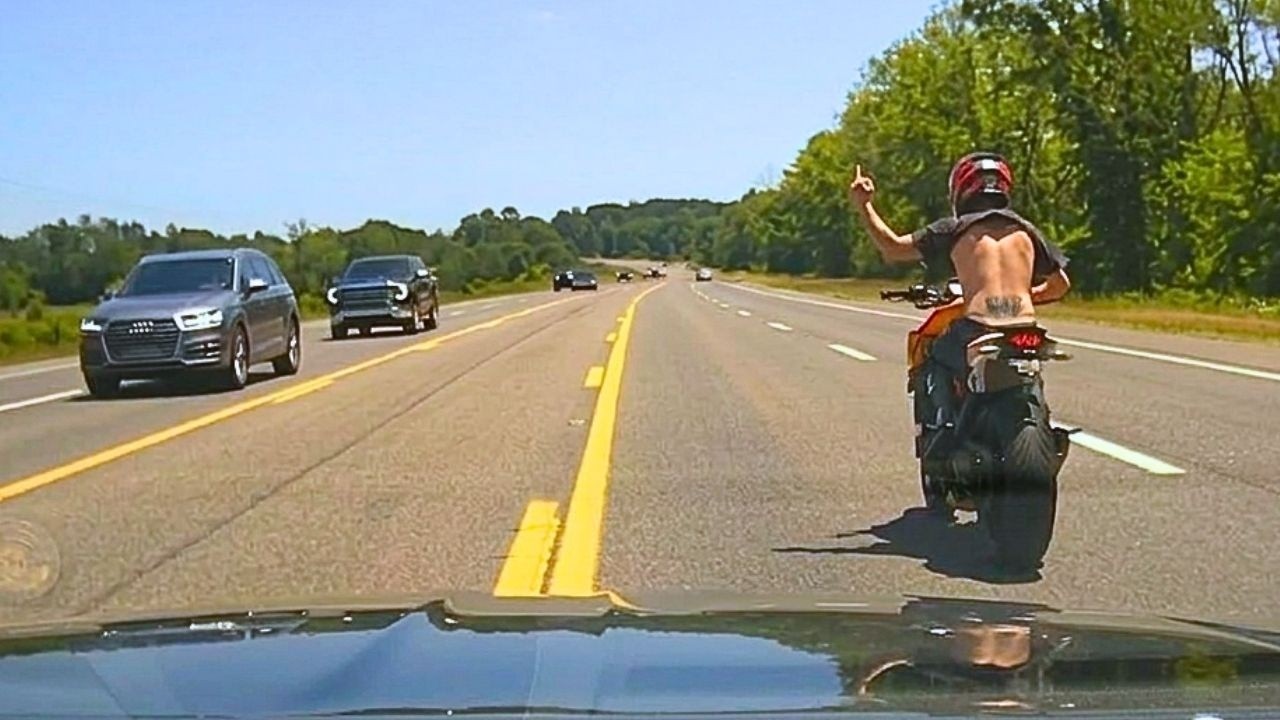 Kiedy pościg motocyklowy wymyka się spod kontroli!