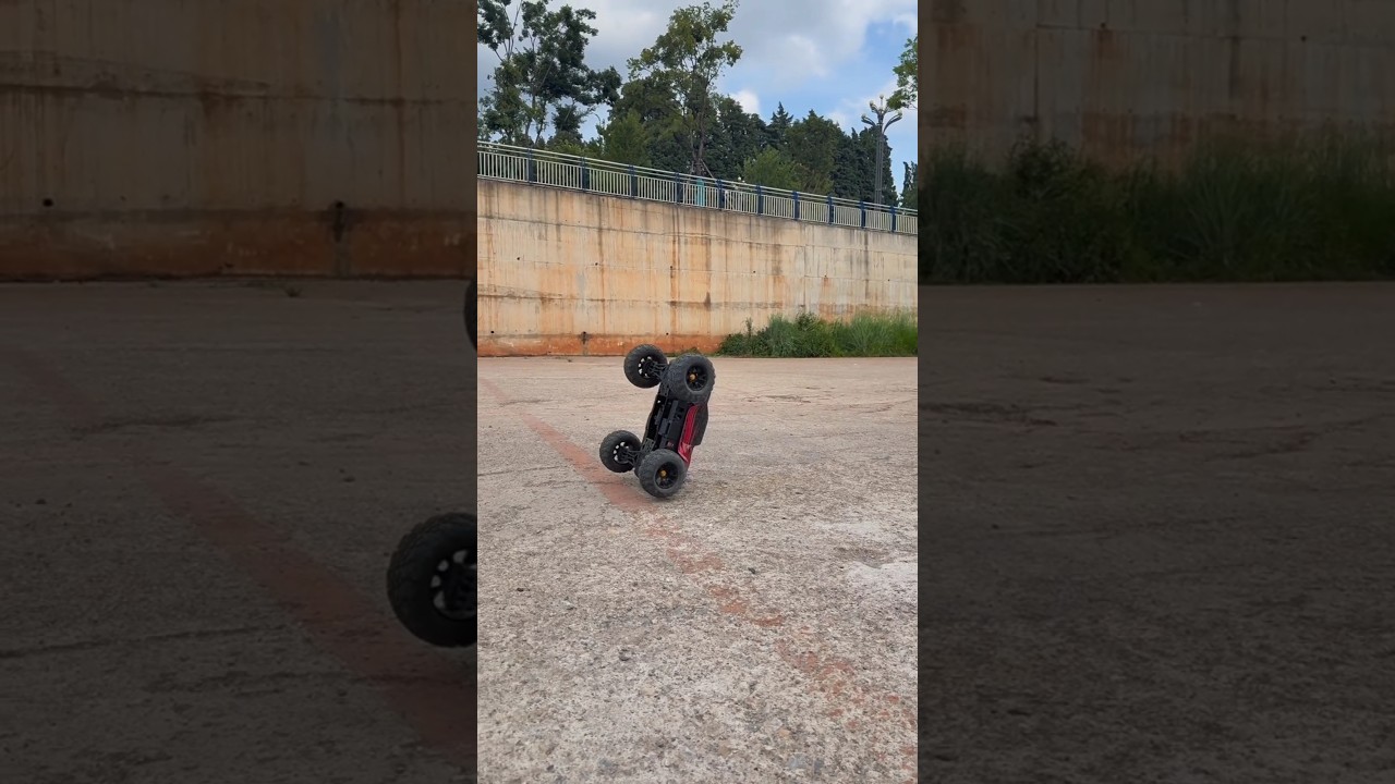 This RC Truck Can UN-FLIP Itself! 🤯 (Self-Righting Stunt) #Shorts