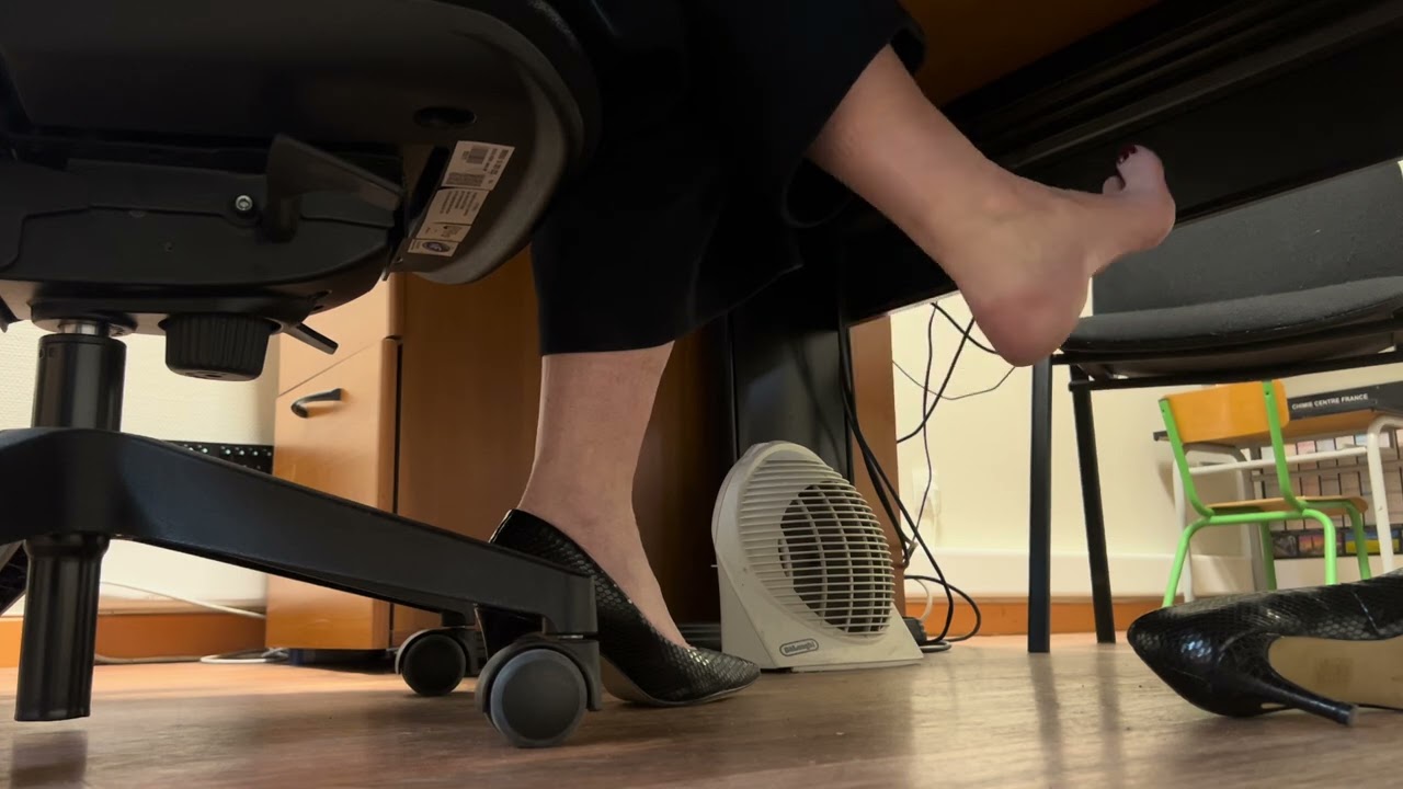 SHOEPLAY DANGLING CANDID AT WORK - MORE ON PATREON 