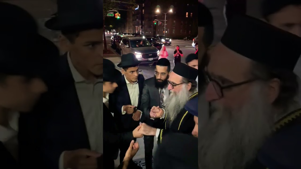 Rav Yehoshua Kaykov Greets HaRav PINTO at the Ish Matzliach Shul #rabbipinto