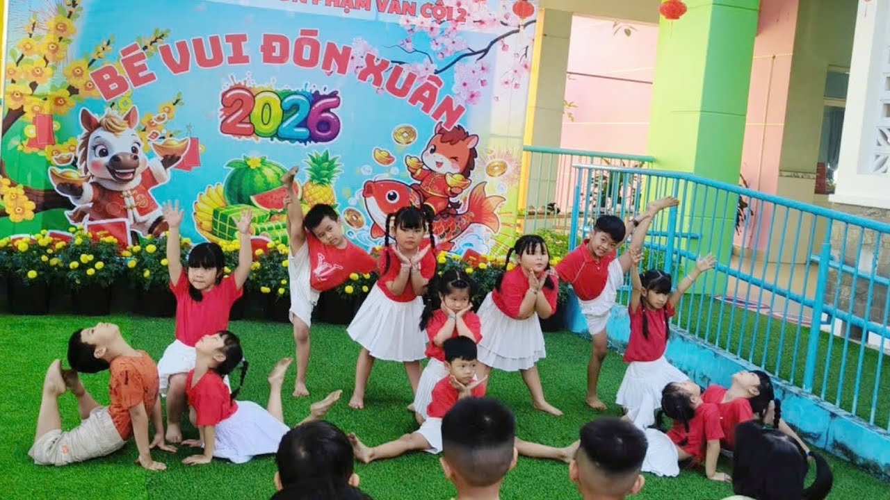 Bé múa hội xuân 2026 