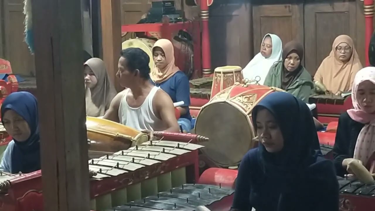 Ibu2 sanggar dersonolo kajor selopamioro imogiri jogja indonesia by subandi ptk 25 aprl 2025