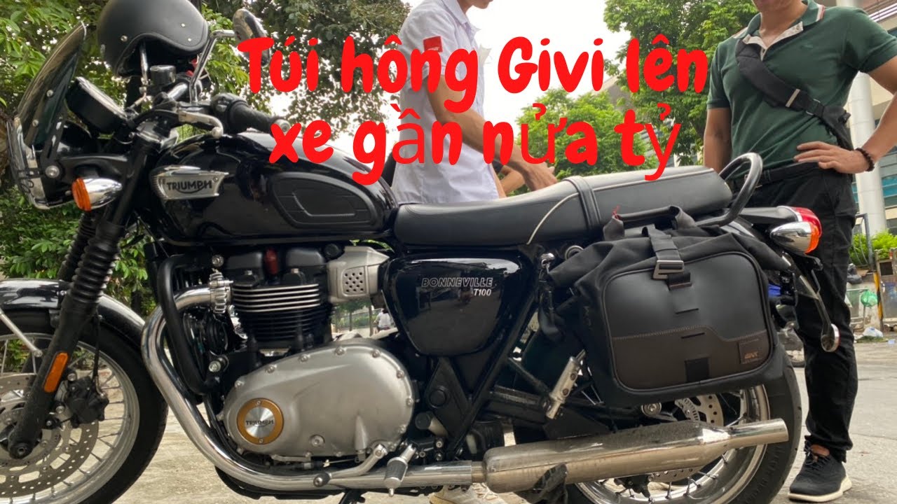 Túi hông Givi CRM106 gắn lên xe Truimph T100