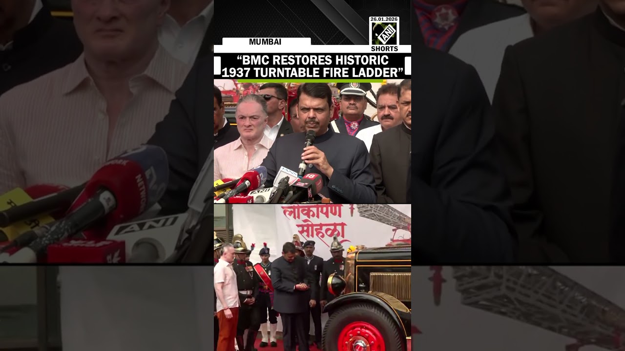 Maharashtra Chief Minister Fadnavis lauds restoration of BMC&rsquo;s 1937 vintage firefighting vehicle
