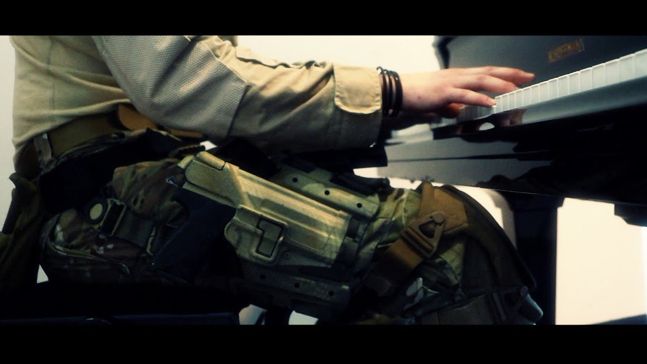 Battlefield 4 - Soldier plays Piano (gamescom 2013)