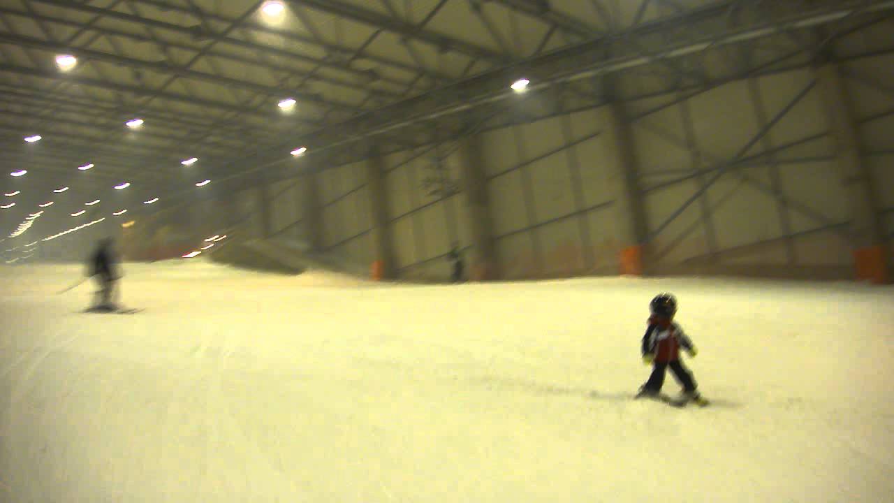 Маленький ребенок на крытой  горнолыжной трассе Snoras Snow Arena