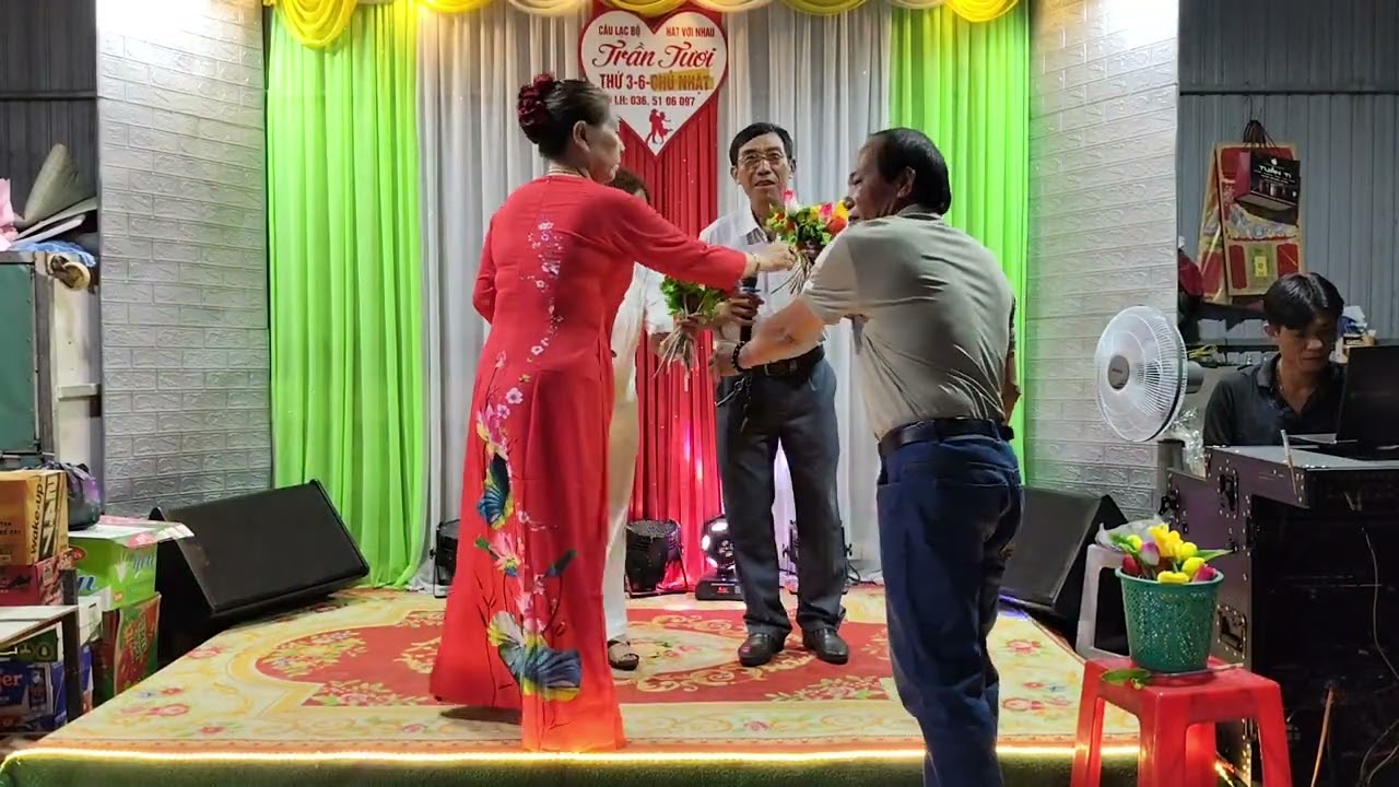 Anh út & chị lăm giao lưu CLB trần tươi ca khúc người tình không đến 