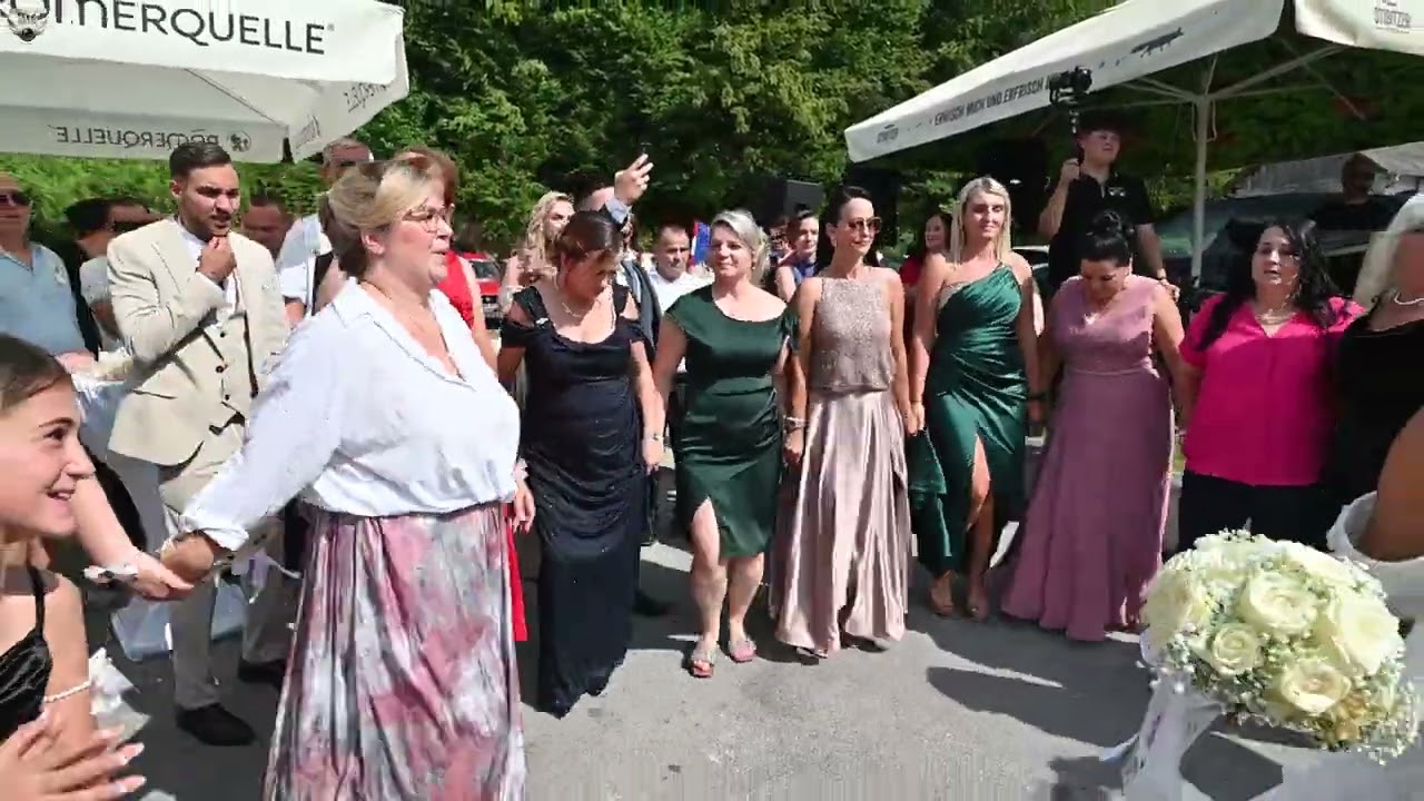 Iznenađenje za mladu ispred kuće mladozenje, splet tradicionalnih kola