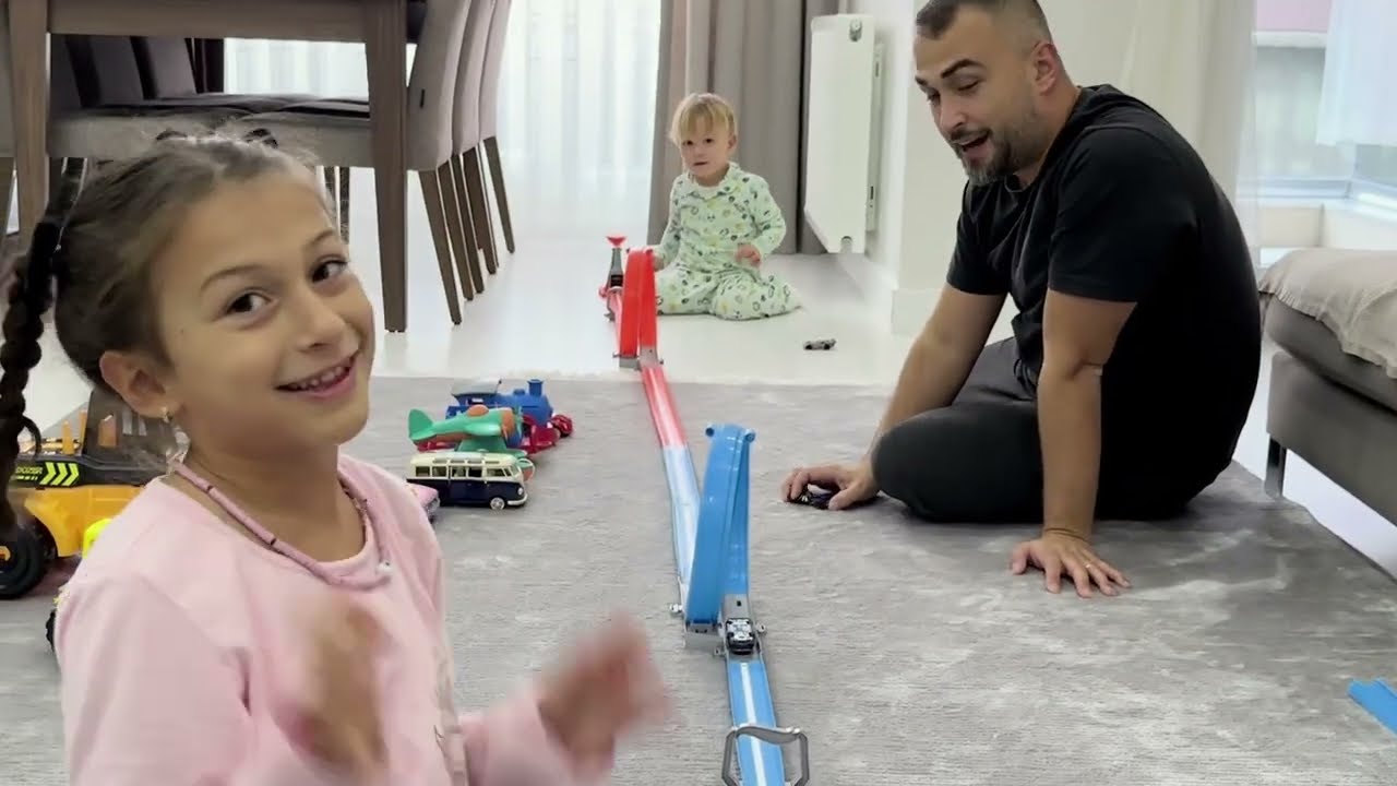 Hot Wheels 4M Turbo Yarış! Emre vs Elif / Turbo Track Challenge