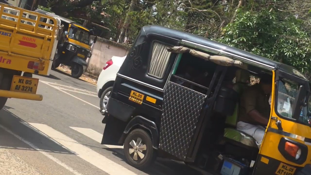 കാറുകൾ തമ്മിൽ കൂട്ടി ഇടിച്ചു 