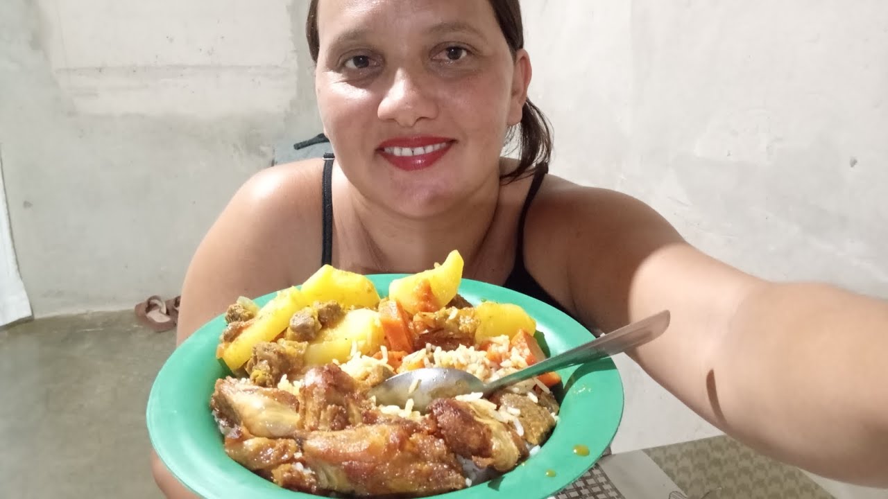 Como foi minha janta hoje uma delícia, peito de frango assado, carne com batatinha e cenoura 😋...